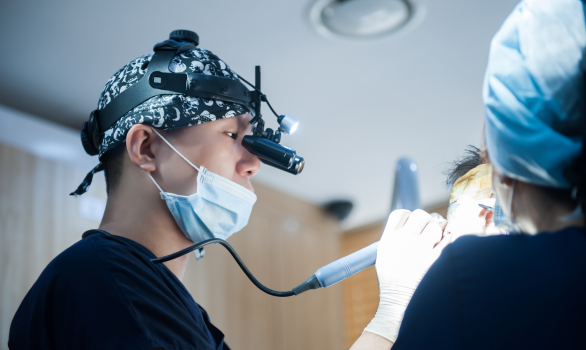 佩戴 10 倍高倍放大镜