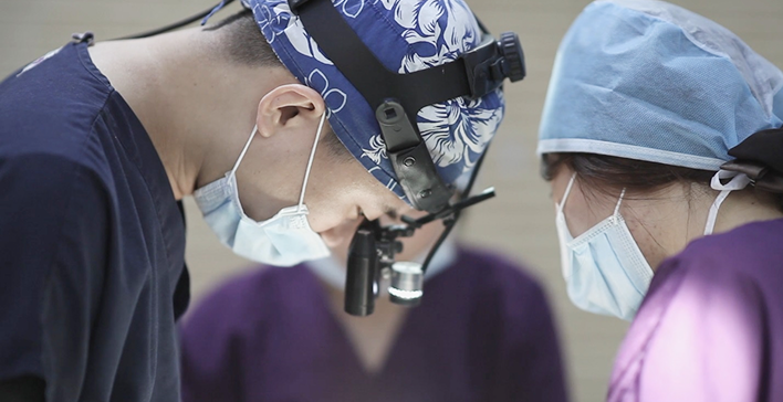 佩戴高倍放大镜