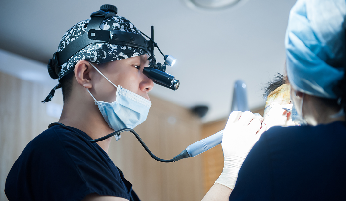 佩戴10倍放大镜 高密度slit移植