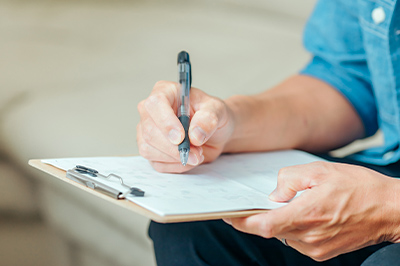 填写基本调查问卷并咨询医生